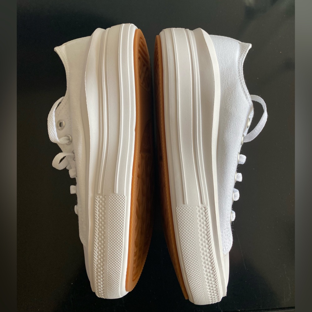 NWOT Chuck Taylor All Star Move Platform Canvas. All White. Size 8.5.